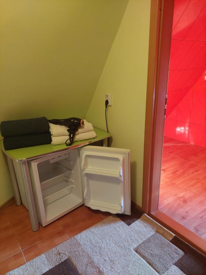 Cabana Cu Teren De Tenis -- Etaj Banita エクステリア 写真