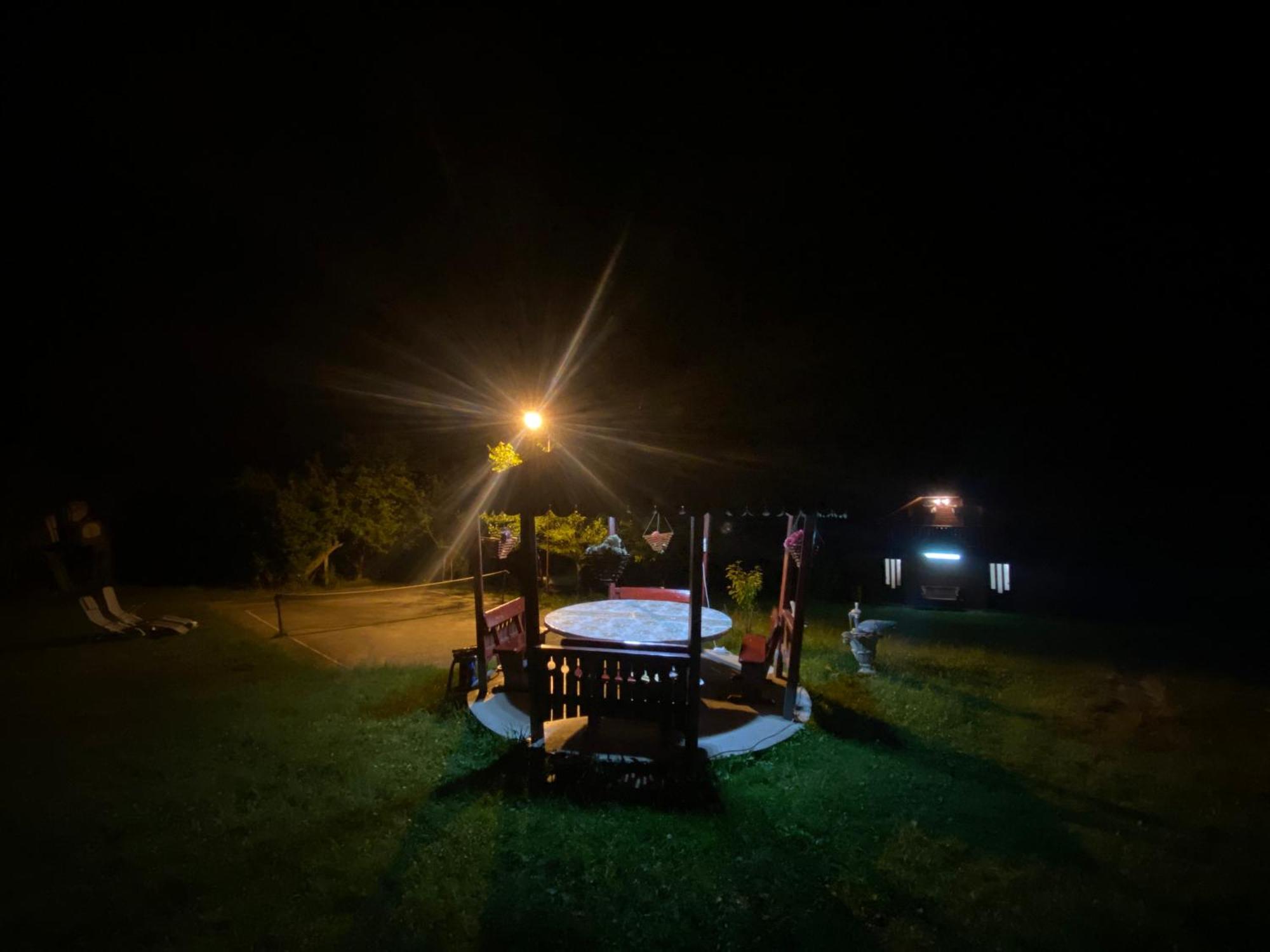 Cabana Cu Teren De Tenis -- Etaj Banita エクステリア 写真